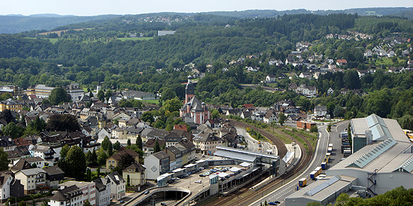 Blick auf den Regio Bahnhof und die Kirchen von Wissen