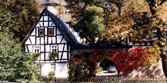 Eingang des Schlosses Schnstein im Herbst